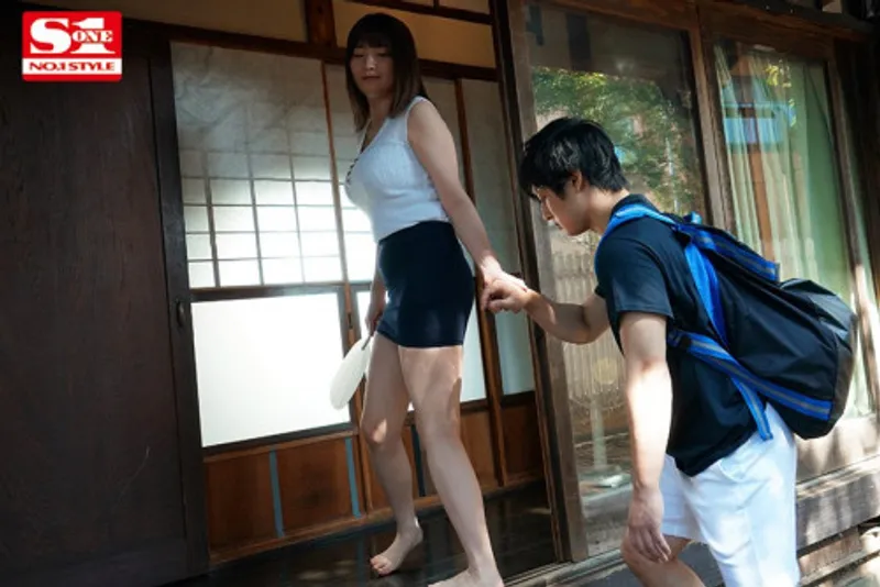 Anh chàng dâm đãng cậu bé khi nhìn trộm em họ cắm sừng với chồng