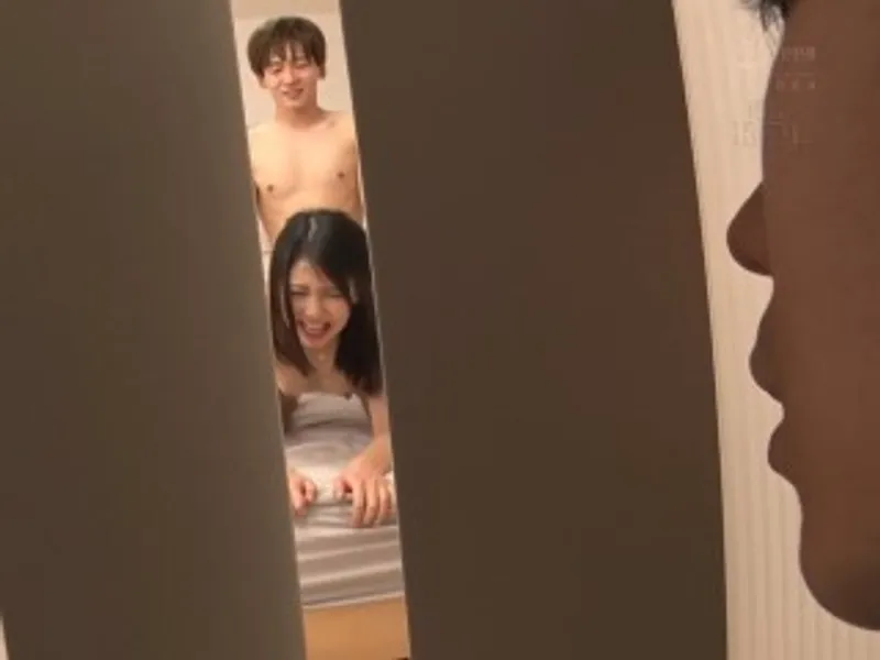 Thanh niên đang vụng trộm với chị nhà cạnh bên thì anh ông chồng về...