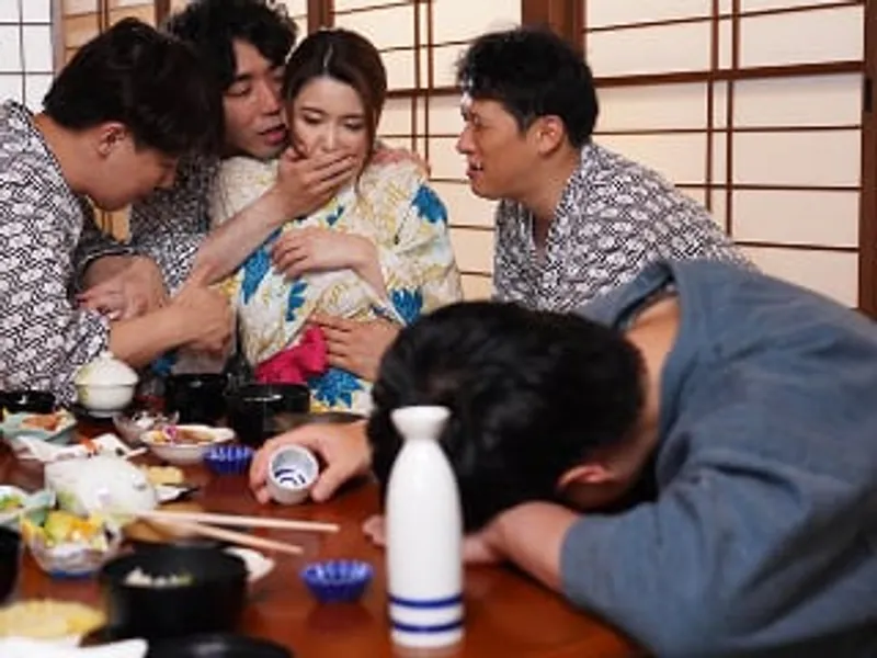 đưa vợ đi suối nước nóng, ông xã không biết người vợ bị người khác phang sấp mặt