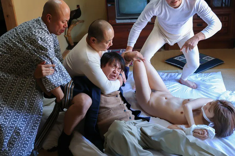 Chồng nhìn người vợ bị những tên tù vượt ngục cưỡng hiếp