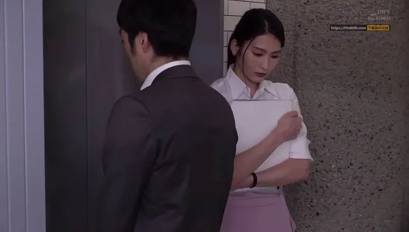 Em thư ký thảm thương bị cấp trên bắt vào khách sạn phục vụ đối tác