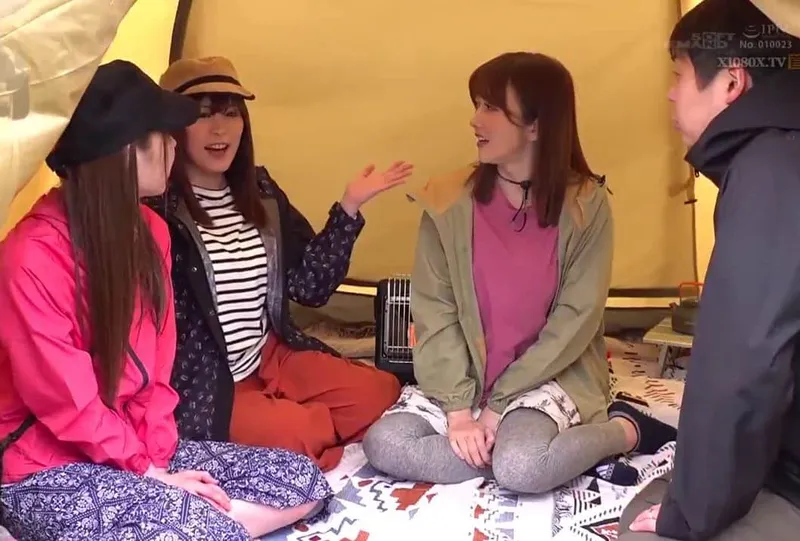 Chuyện lạ đời, gã chồng thay vợ đi cắm trại với mấy cô bạn của vợ yêu ở khu phố…