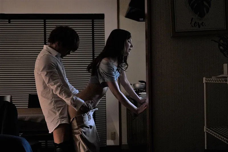 Sếp đi công việc, cậu nhân viên đến nhà chịch người vợ ông ấy