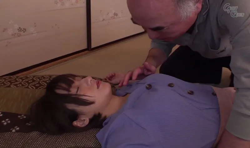 Bố gã chồng vô tình làm bạn gái của con trai ngất xỉu rồi sau đó …