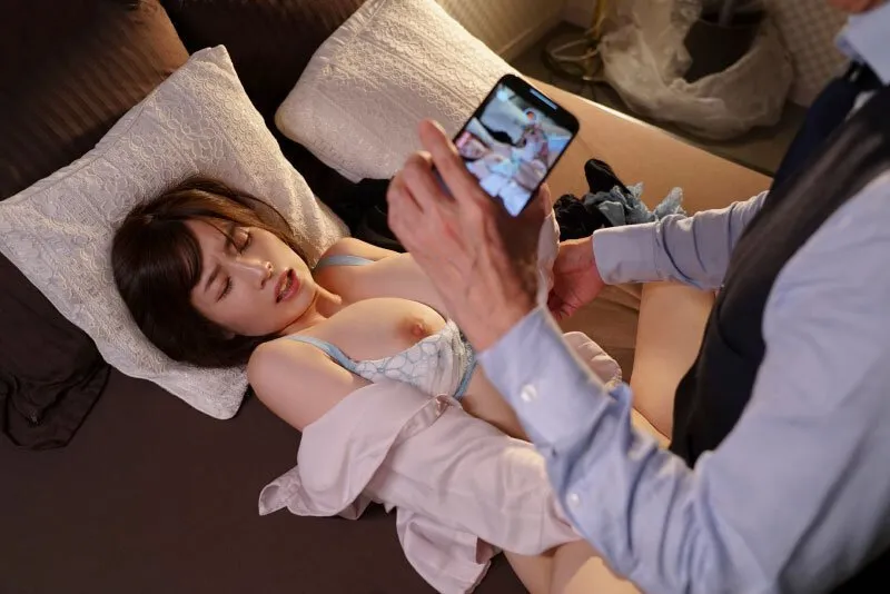 Tiền bối chuốc thuốc em thư ký bắt xxx cả đêm khi đi làm ăn xa