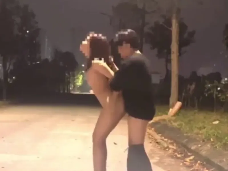 Vã quá nắc nhau ở trong công viên