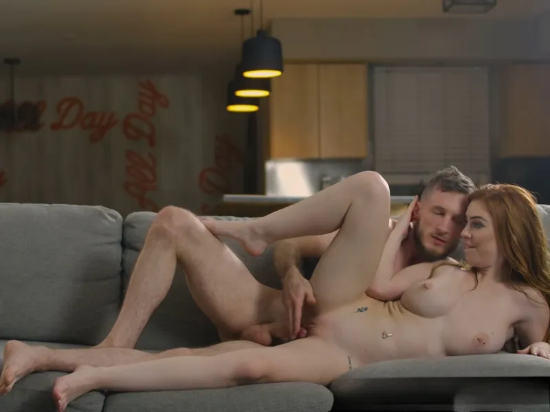 đang tăng ca mà gấu cứ dùng lỗ lồn lôi kéo tôi doggy cùng em